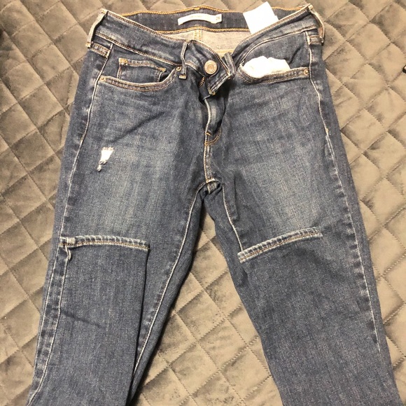 Women’s Levi jeans - Picture 2 of 3